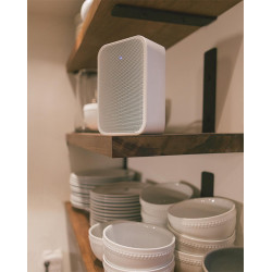 Bluesound PULSE FLEX 2i Blanc : sur une étagère dans la cuisine