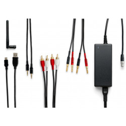 Les accessoires : câbles enceintes HiFi fiches bananes, antenne Bluetooth, câble mini-jack 3,5 mm, câble USB et bloc alim