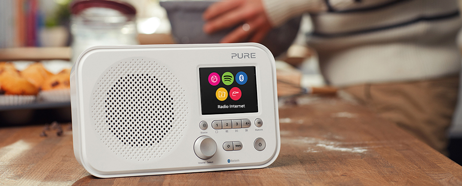 Pure Elan IR5 Blanc : Poste de radio compact avec tuner Internet et réception sans fil Bluetooth. Nomade sur piles. Compatible avec Spotify Connect. Pure Elan IR5 Blanc : Poste de radio compact avec tuner Internet et réception sans fil Bluetooth. Nomade sur piles. Compatible avec Spotify Connect.
