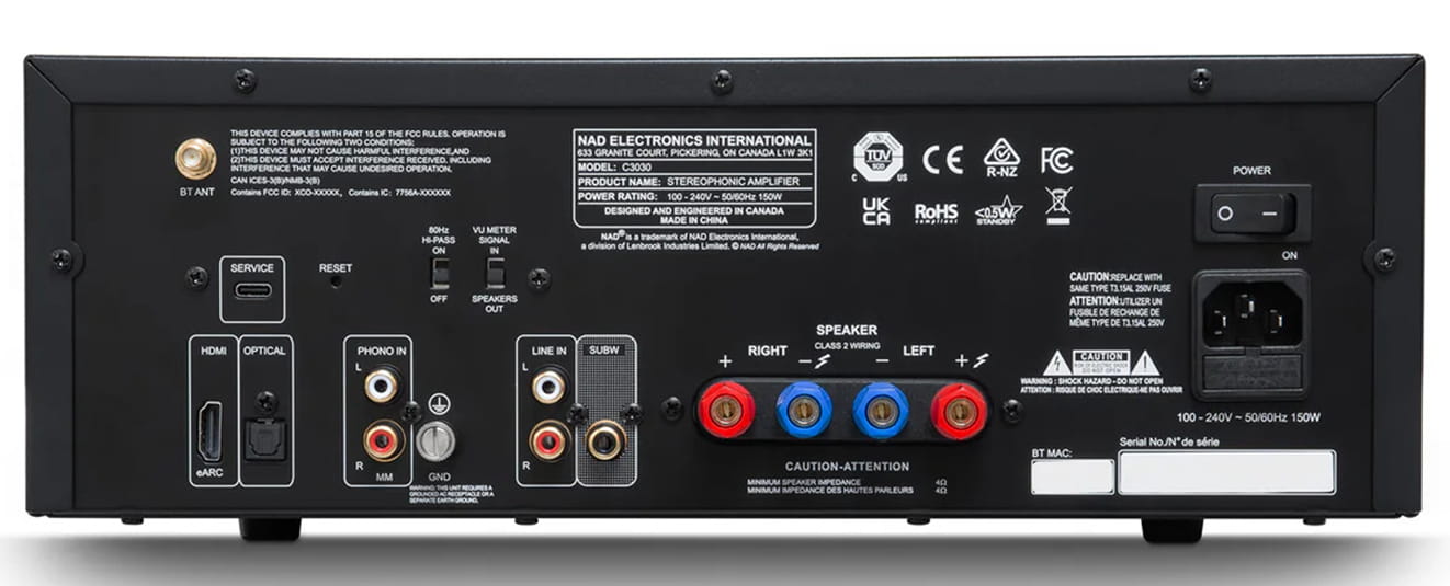 Les connectiques analogiques et numériques de l’ampli NAD C3030