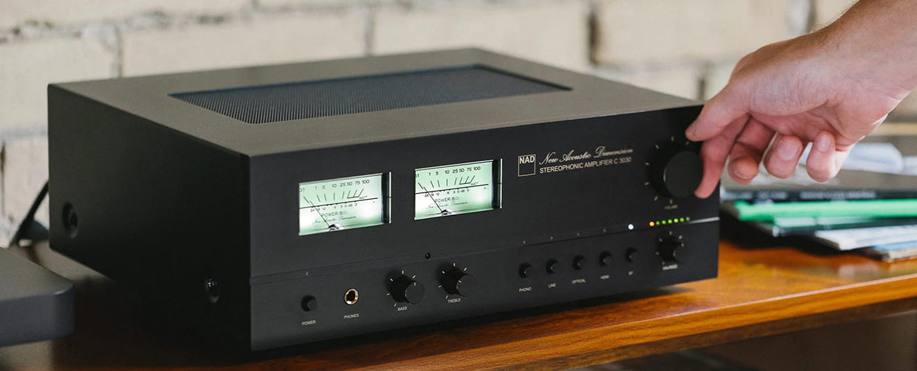 NAD C3030 : boutons de contrôle et vumètres en façade pour un style vintage