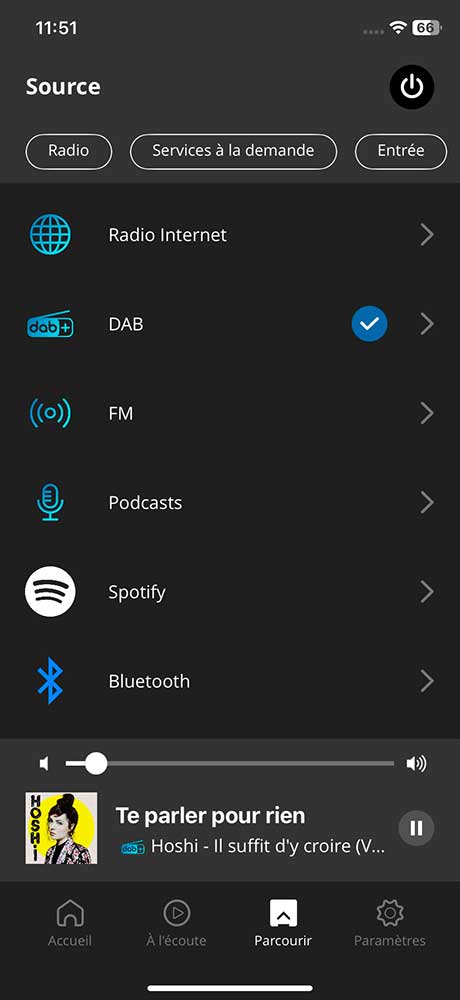 Accédez aux radios Internet, FM et DAB%, à vos services de streaming musical ainsi qu'aux sources connectées sur votre appareil