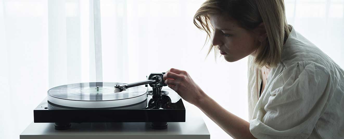 Pro-Ject X1 B : platine vinyle classique sans préampli phono intégré avec sorties analogiques RCA et mini-XLR​